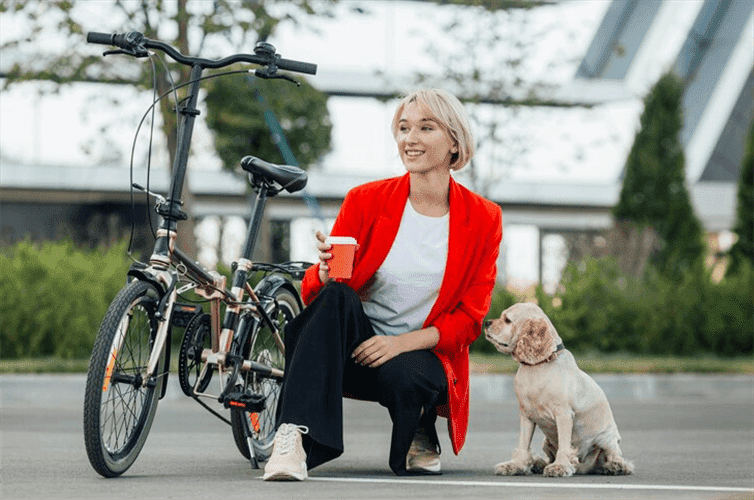 E-bike_Size_a_woman_with_a_dog_glewel_blog